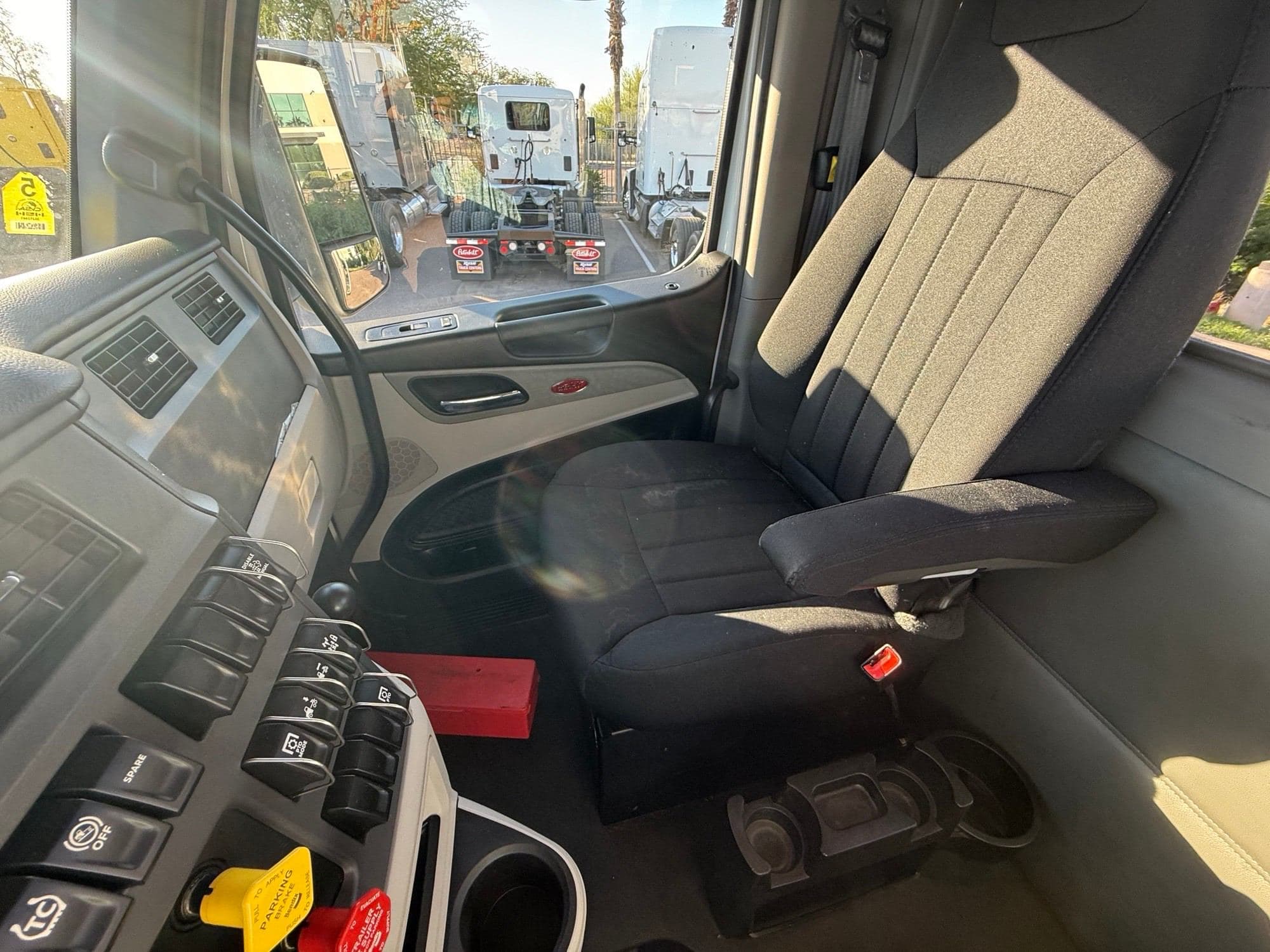 2023 Peterbilt 579 image 15