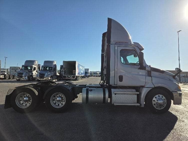 2021 Freightliner Cascadia image 11