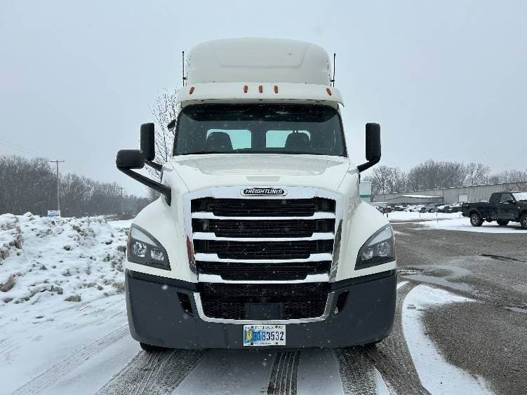 2019 Freightliner Cascadia 126 Day Cab Truck - 410HP, 10 Speed Manual image 2