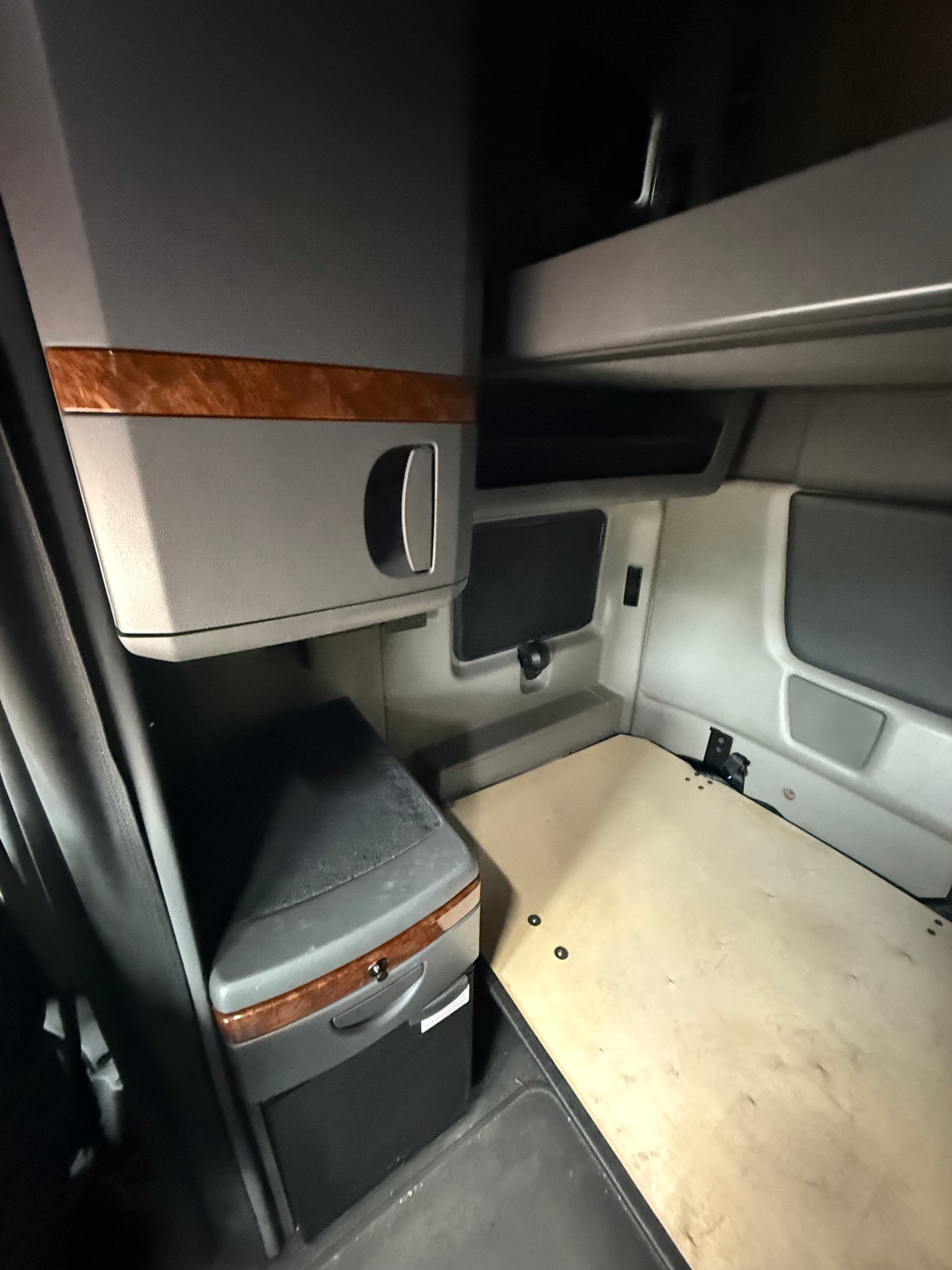 2022 International LT625 image 9