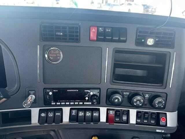 2024 Kenworth T880 image 10