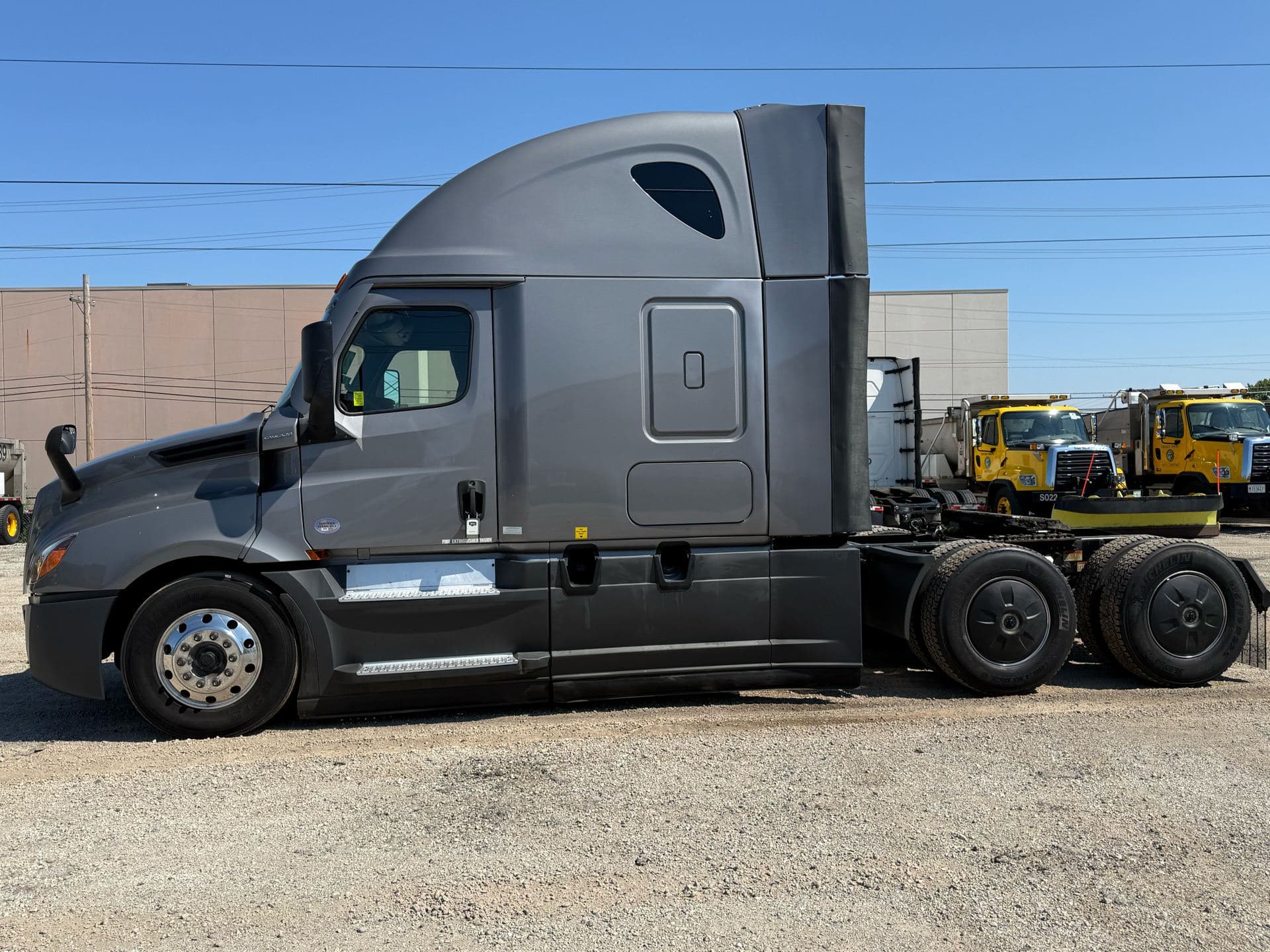 2022 Freightliner - 469k - 11,600 Hours! image 14