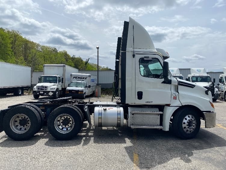 Used 2020 FREIGHTLINER Conventional - Day Cab, Tractor - CASCADIA 126 For Sale image 4