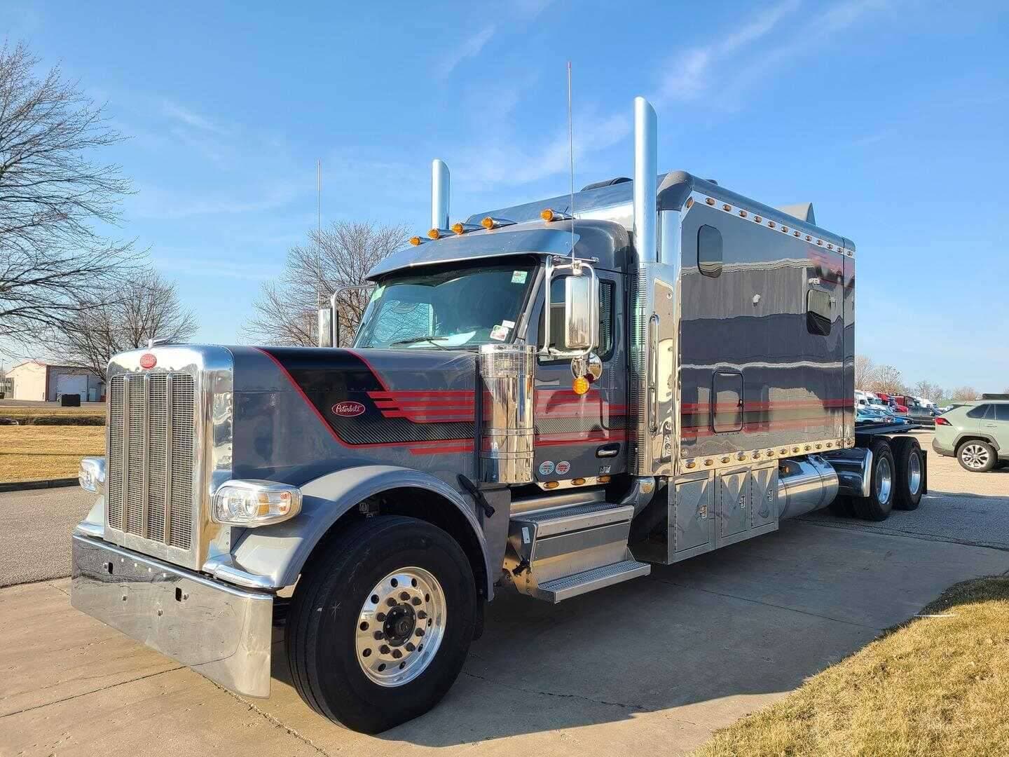 2025 Peterbilt 589 image 1