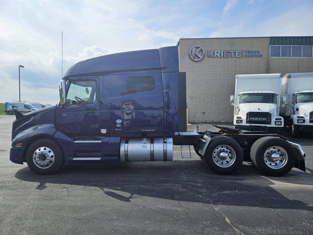 2021 Volvo VNL64T740 image 2