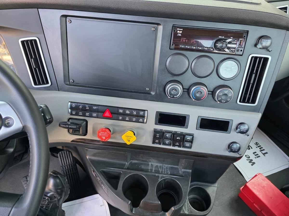 2019 Freightliner Cascadia image 10