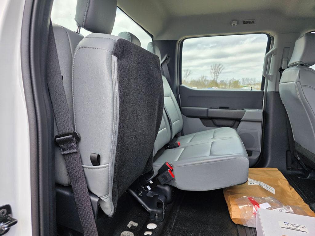 2026 Ford F-450SD XL DRW CAB CHASSIS image 33
