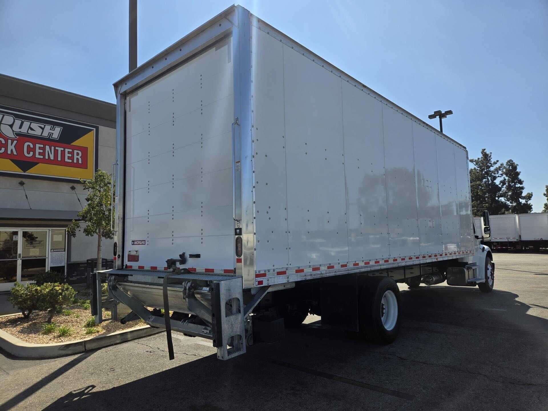 2022 Freightliner M2 image 2