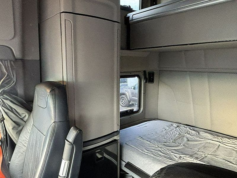 2023 Peterbilt 579 image 13