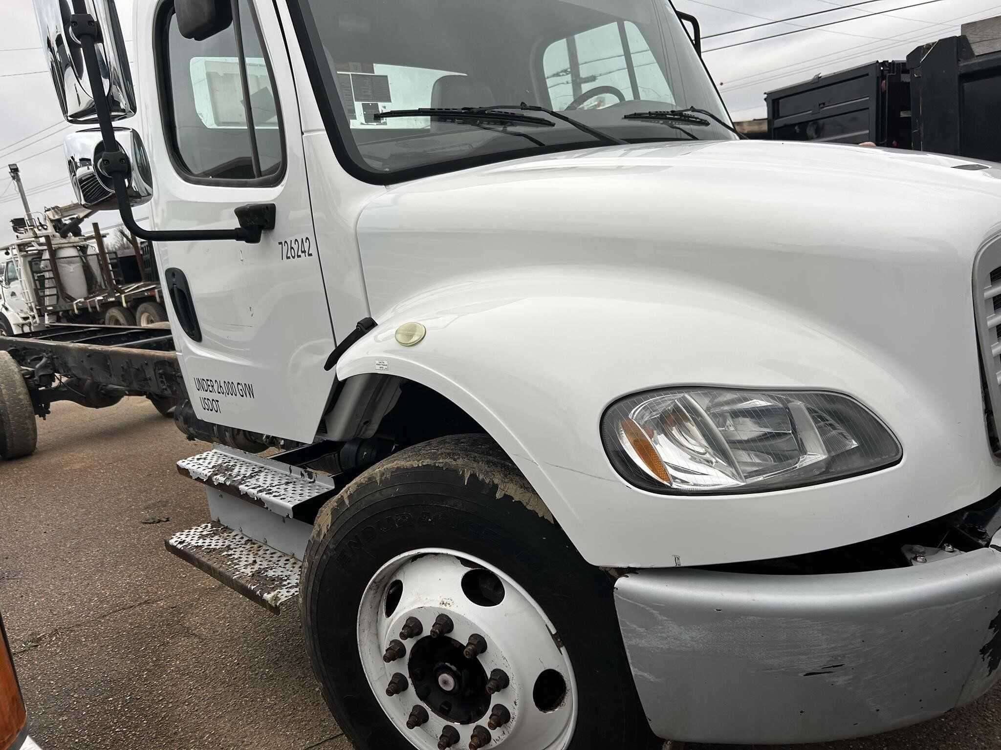 2017 Freightliner M2 image 4