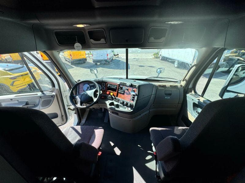 2016 Freightliner Cascadia image 28