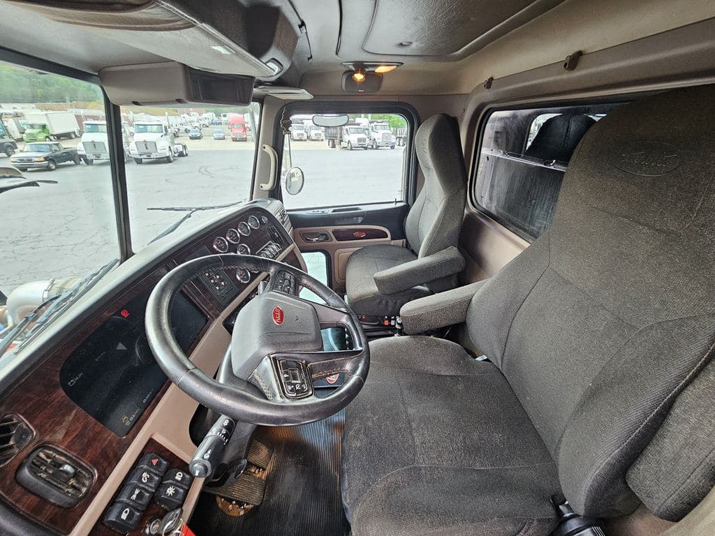Used 2024 PETERBILT 389 image 6