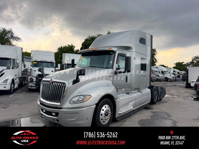 2020 International LT image 1