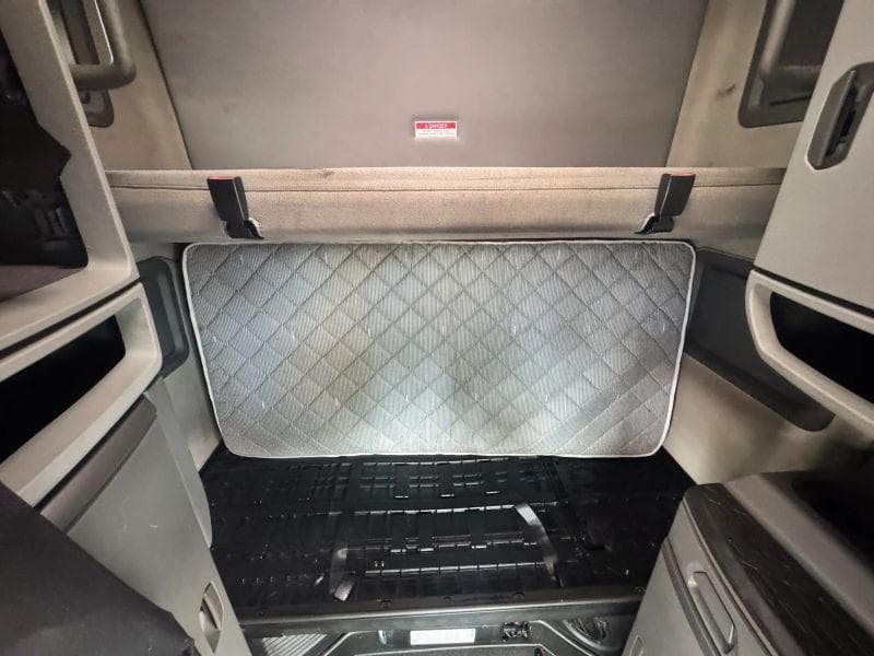 2020 Volvo VNL image 26