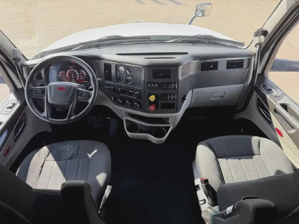 2022 Peterbilt 579 image 7