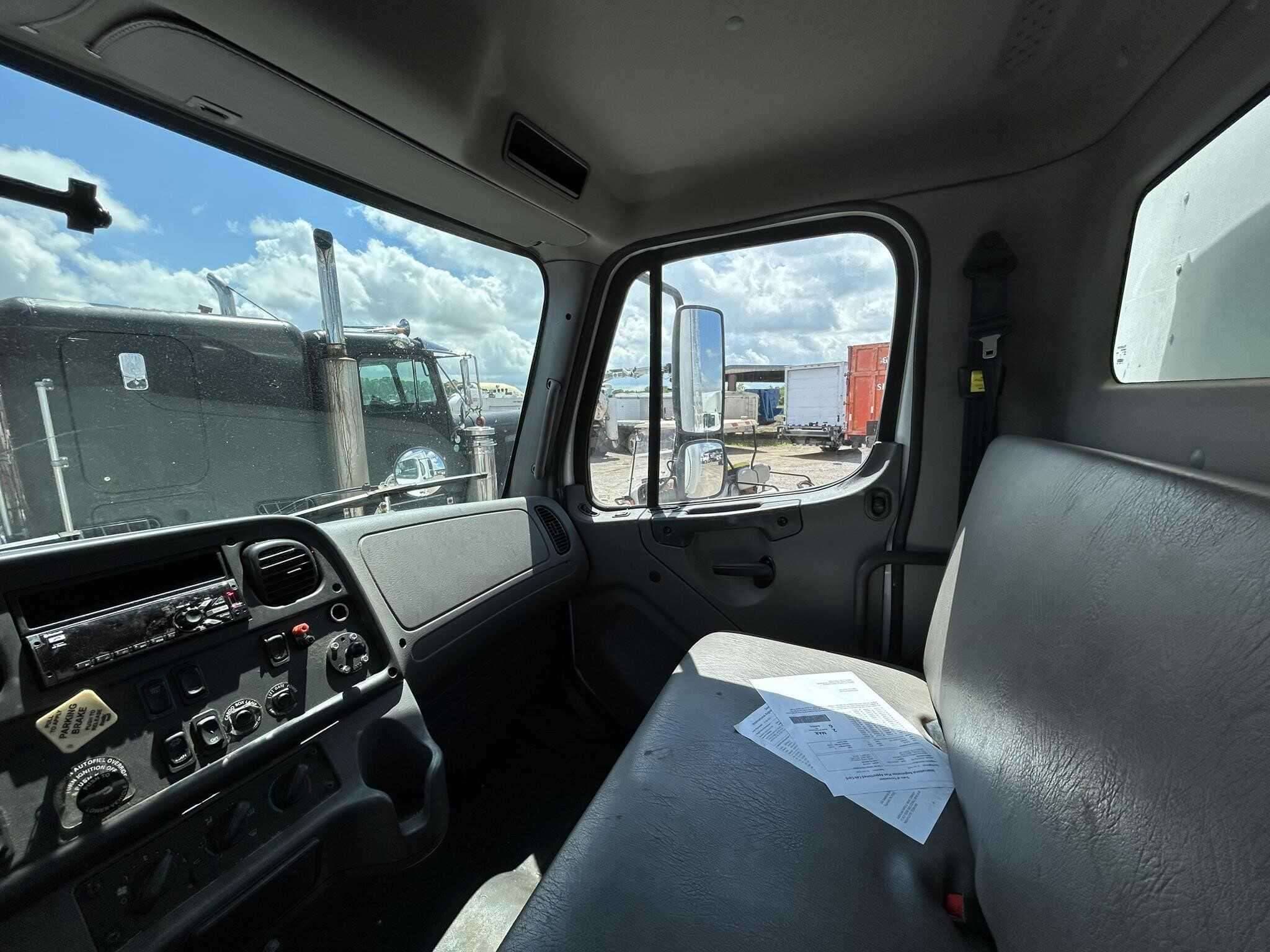 2018 Freightliner M2 image 9