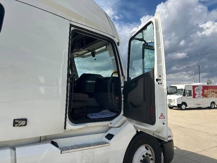 2023 Volvo VNL image 8
