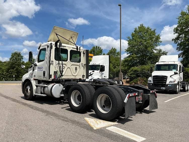 2018 Freightliner Cascadia image 2