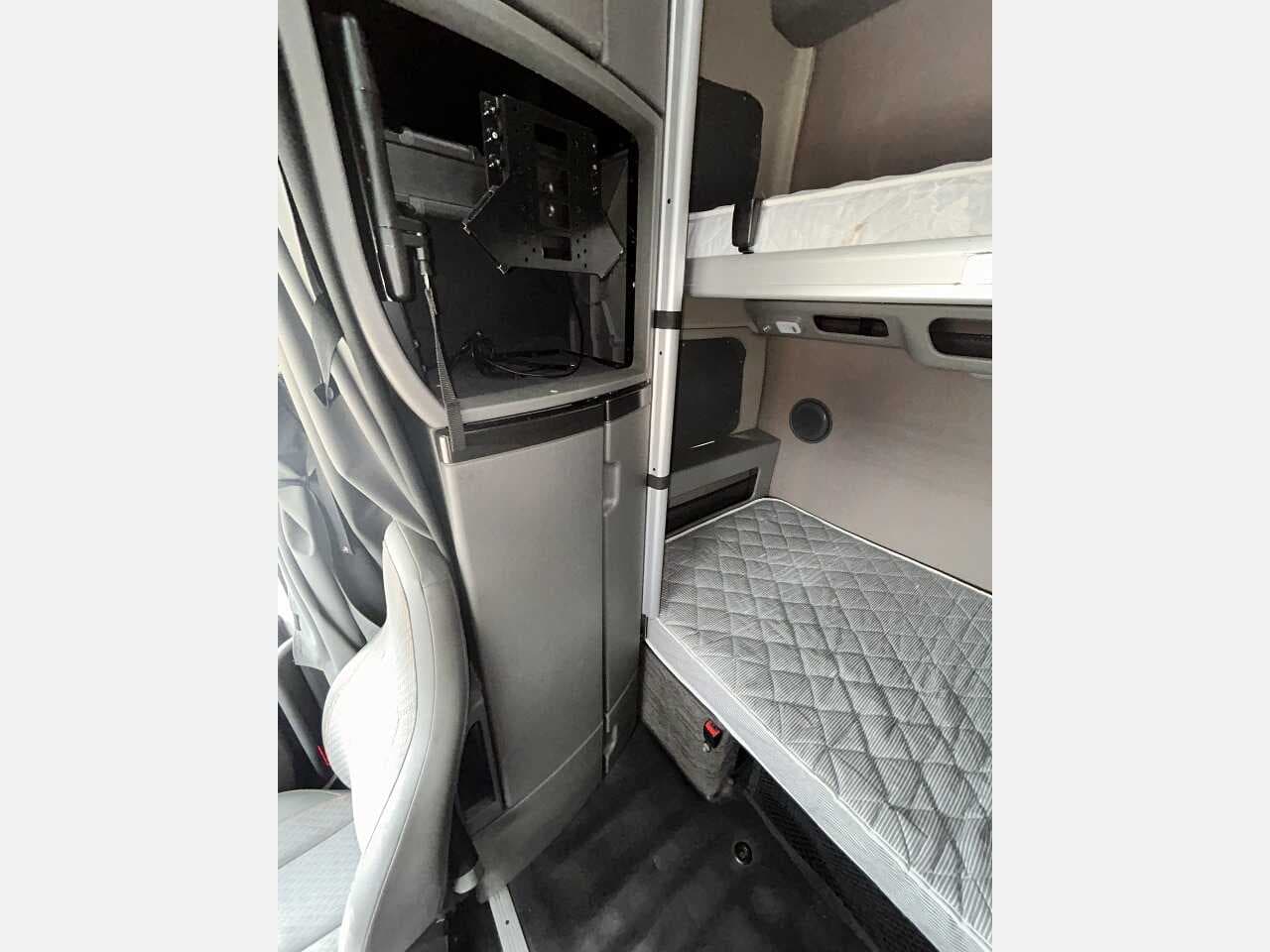 2020 Volvo VNL670 image 15