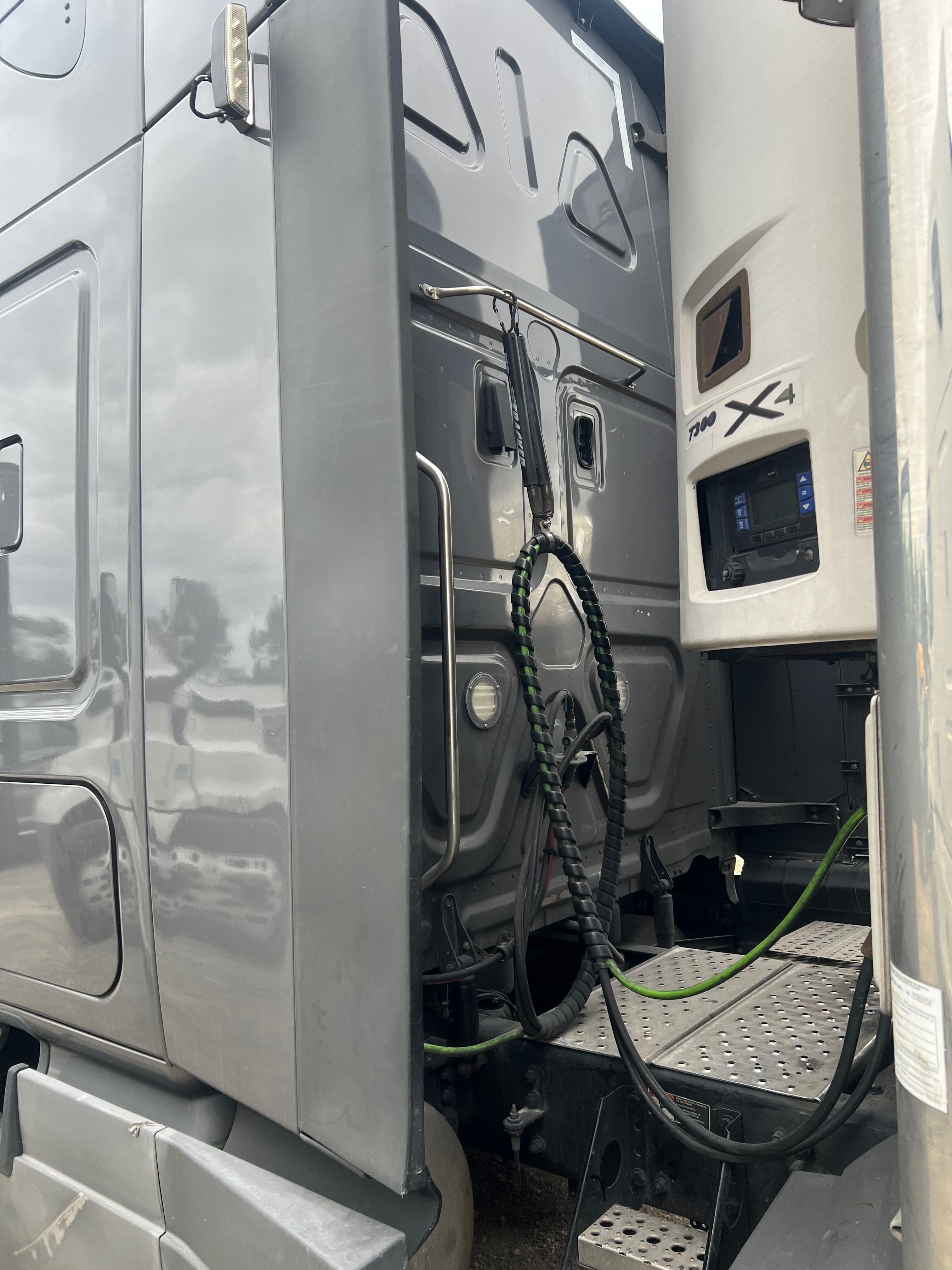 2020 Freightliner Cascadia image 9