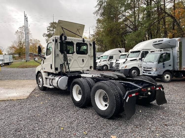 2019 Freightliner Cascadia 126 Day Cab Truck - 435HP, 12 Speed Automatic image 5