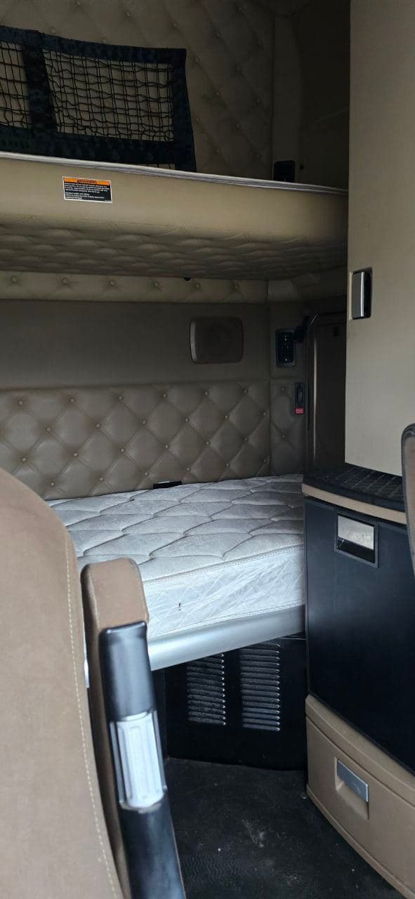 2022 Kenworth T680 image 11