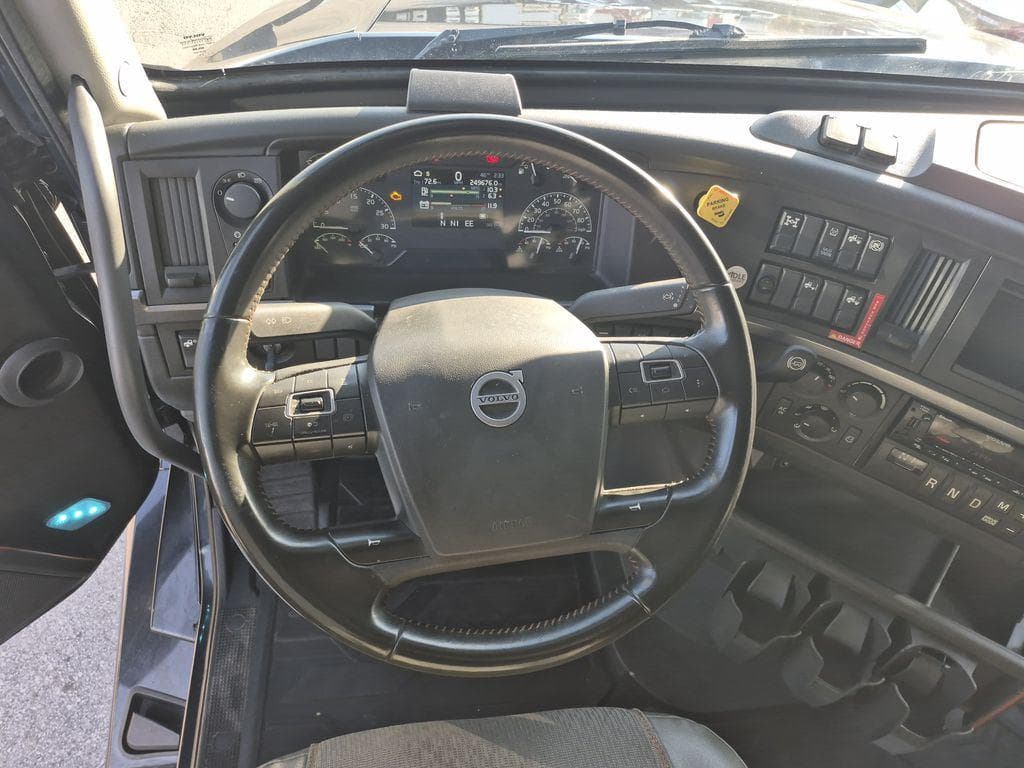 2023 Volvo VNL image 12