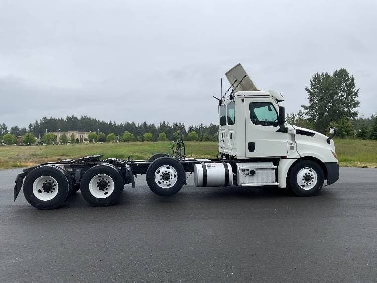 2019 Freightliner Cascadia 126 Day Cab Truck - 505HP, 12 Speed Automatic image 8