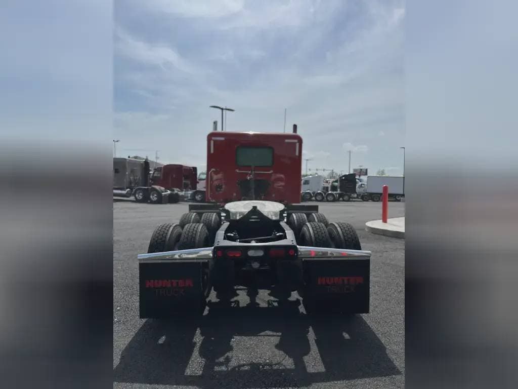 2023 Peterbilt 567 image 3