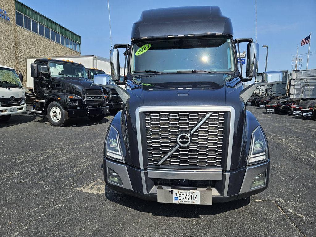 2023 Volvo VNL image 8