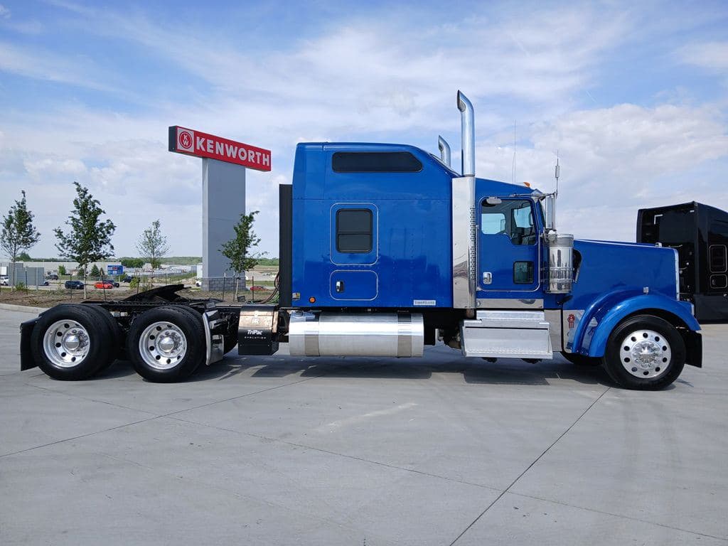 Used 2023 KENWORTH W900L image 4