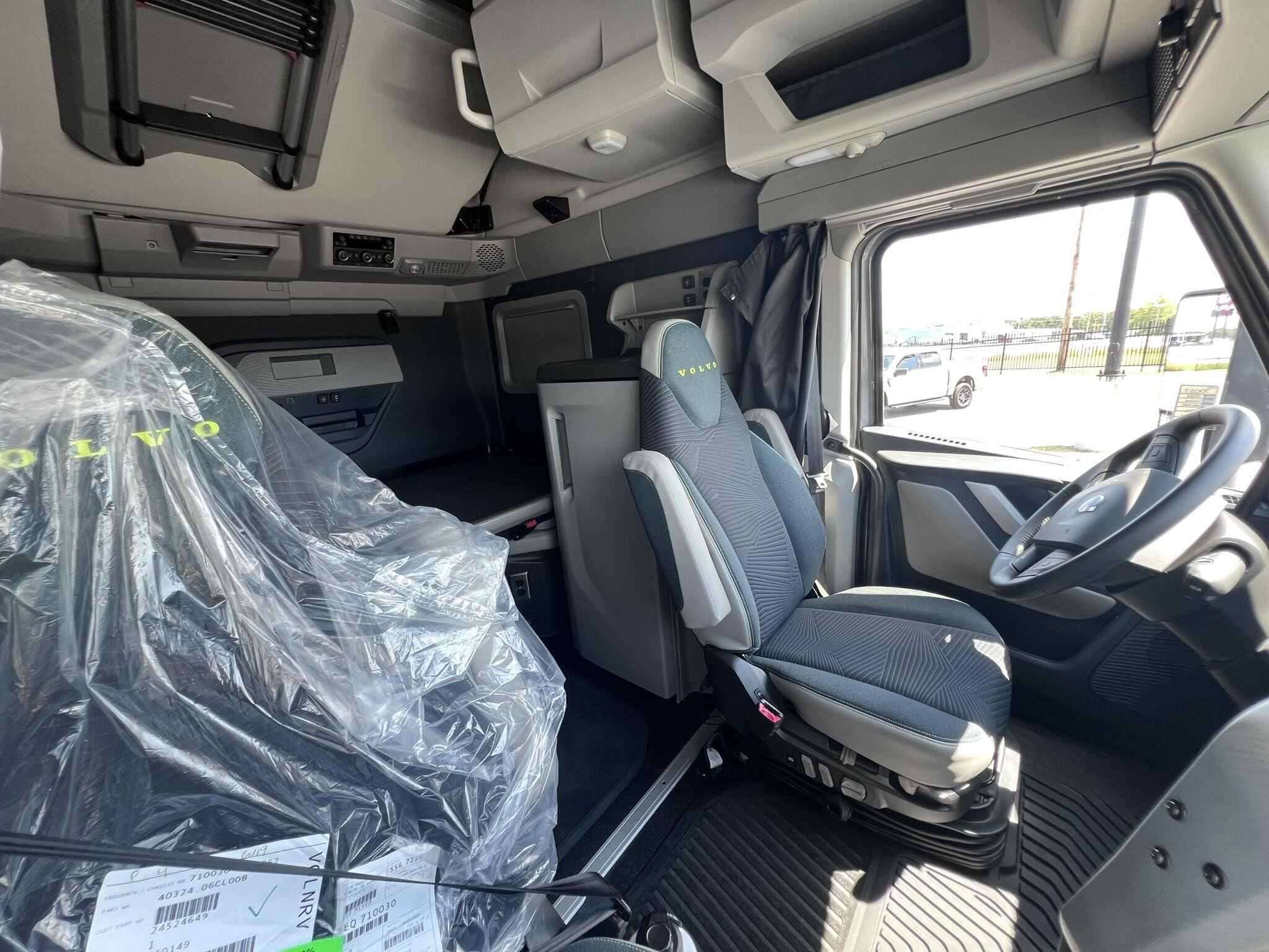 New 2026 VOLVO VNL64T860 Conventional - Sleeper Truck  image 6
