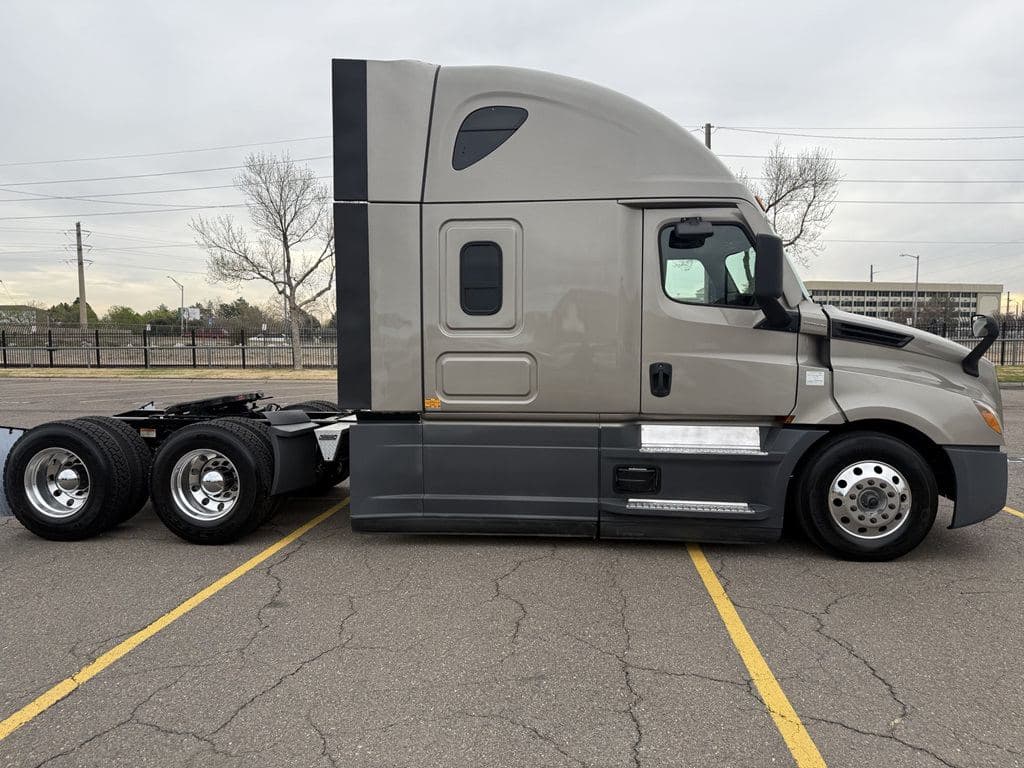 Used 2024 FREIGHTLINER PT126064ST image 4