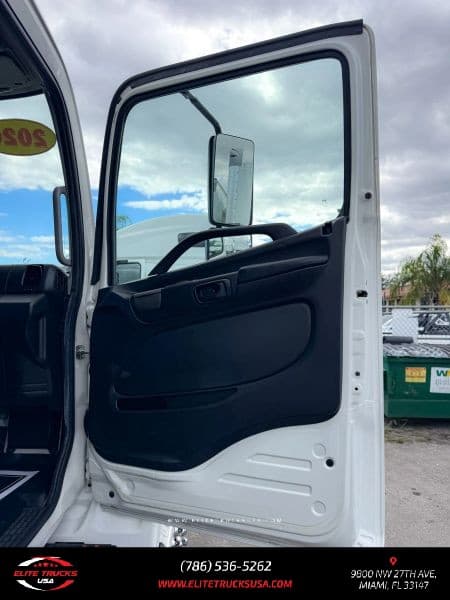 2020 Hino 268 image 17