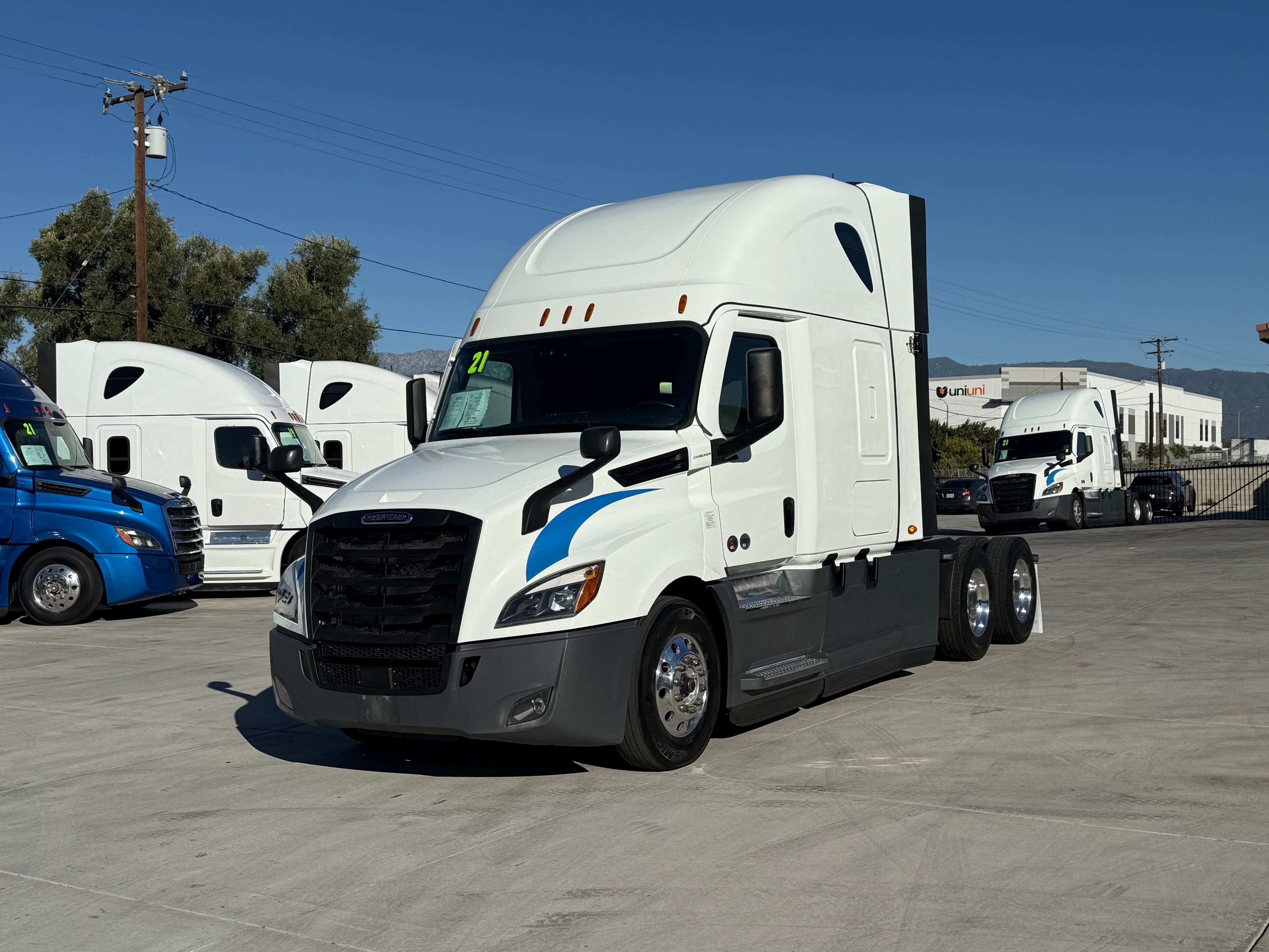 2021 Freightliner Cascadia 126 image 1