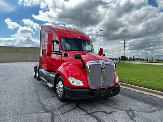 2021 Kenworth T680 image 1
