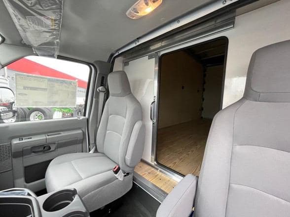 2024 Ford E450 image 17