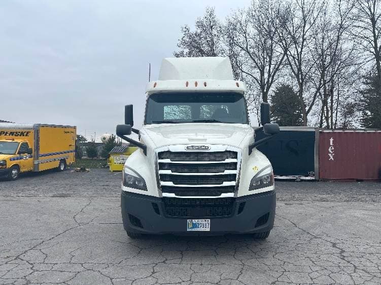 2018 Freightliner Cascadia image 2