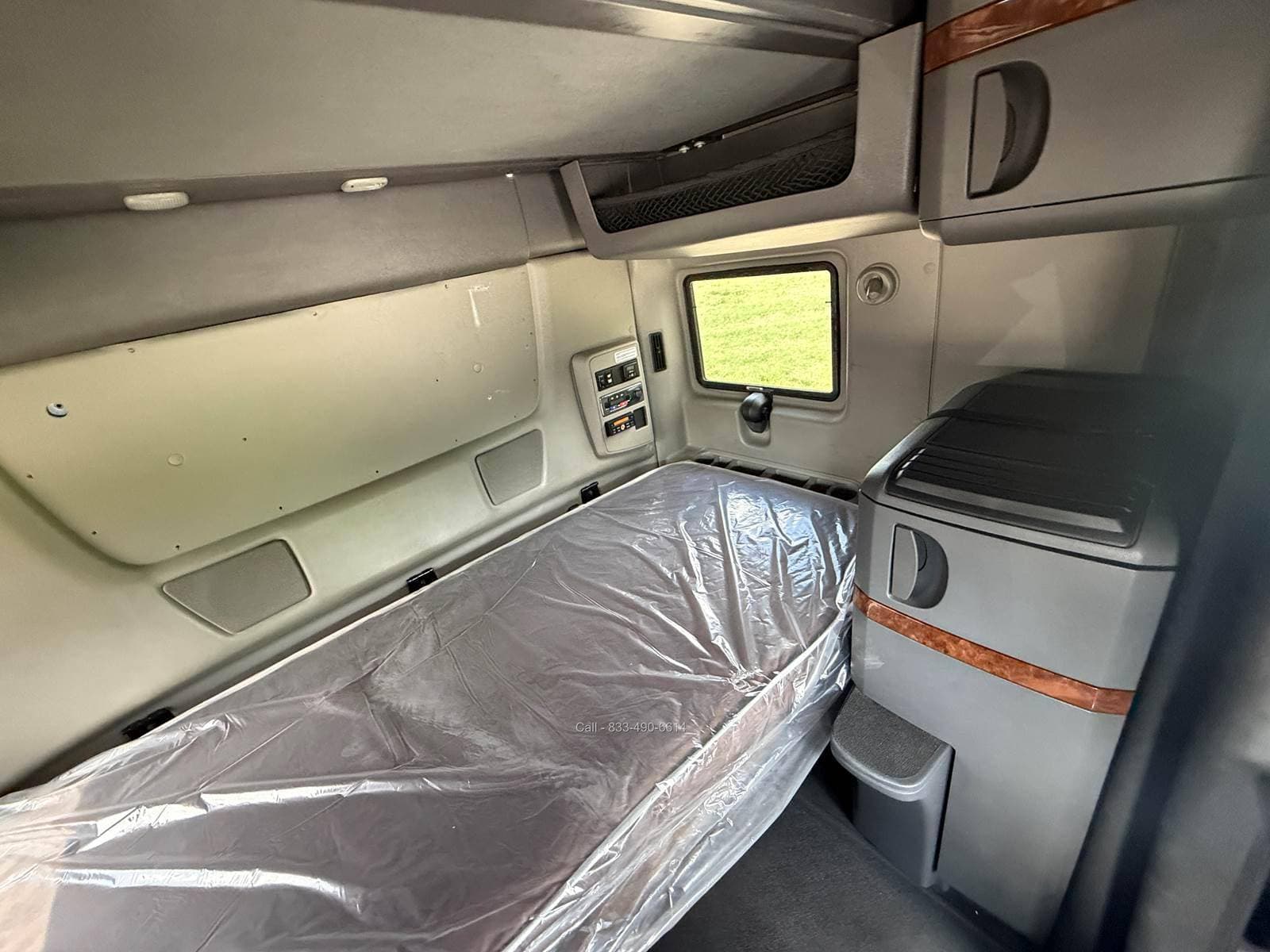 2020 International LT625 image 9