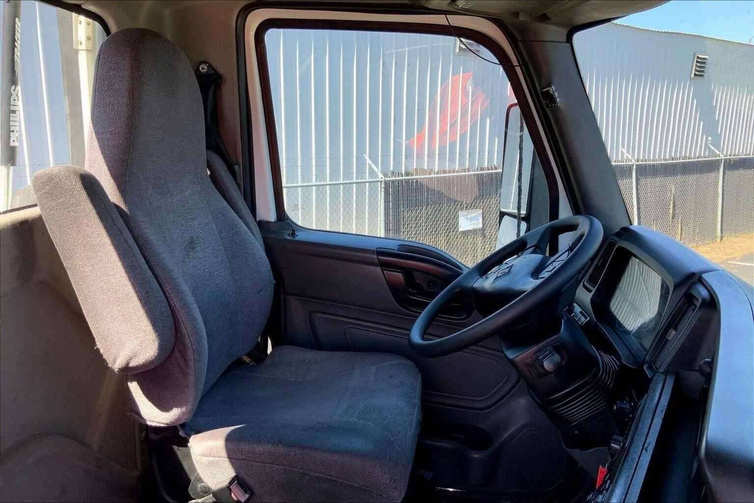 2020 International LT625 image 4
