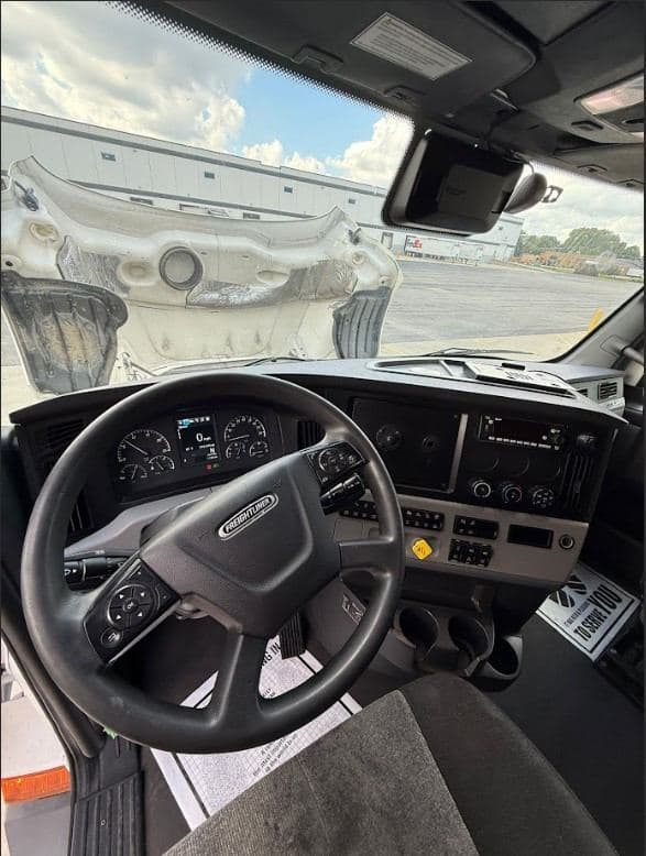 2022 Freightliner Cascadia image 9