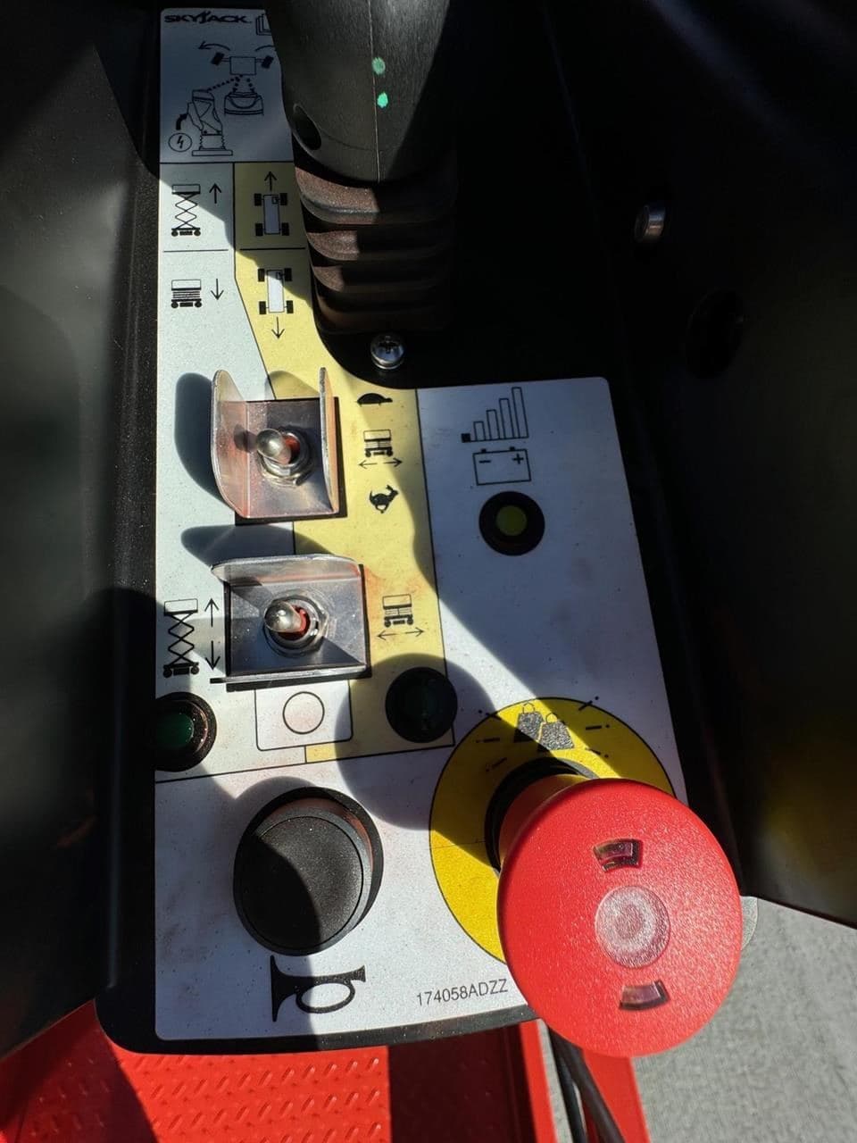 2025 SKYJACK SJ3220 image 9