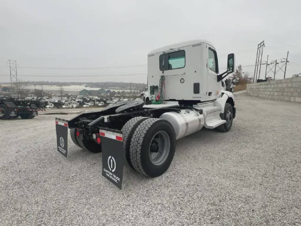 2022 Peterbilt 579 image 3