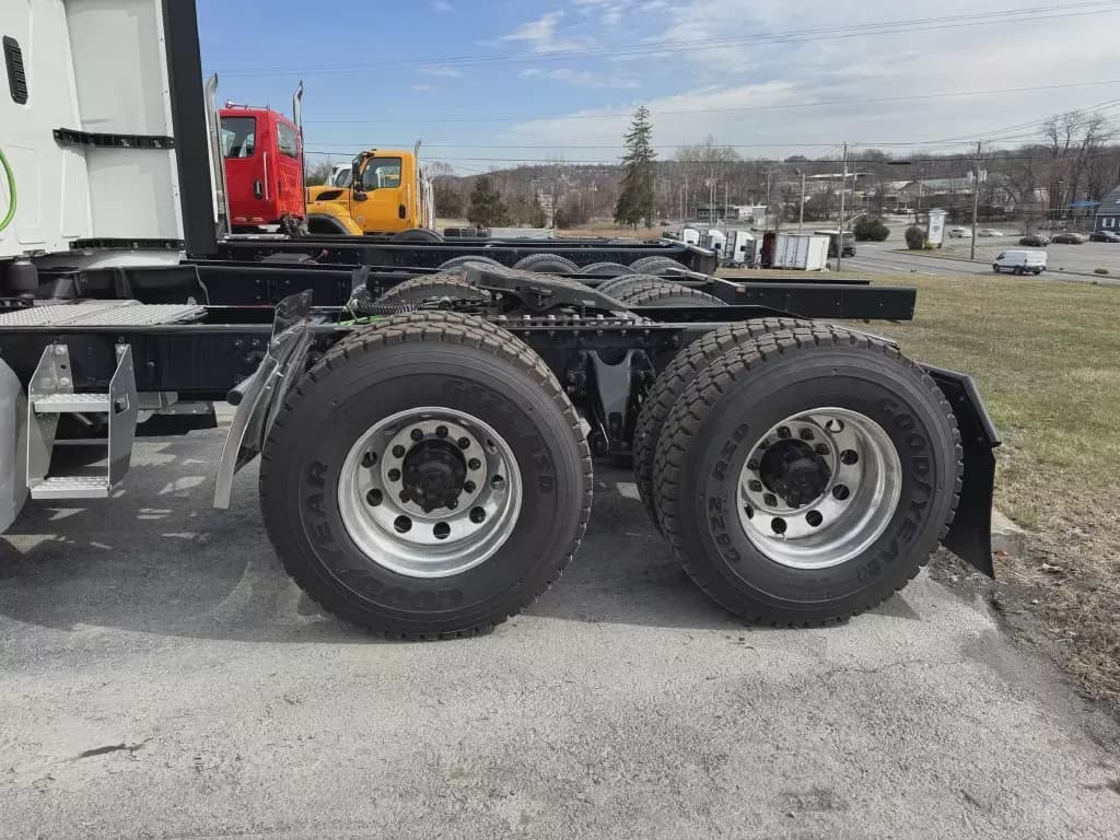New 2025 INTERNATIONAL Conventional - Sleeper Truck image 10