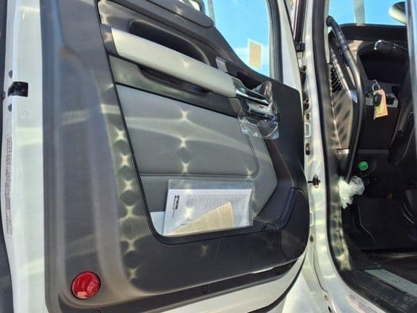 2025 Kenworth T880 image 12