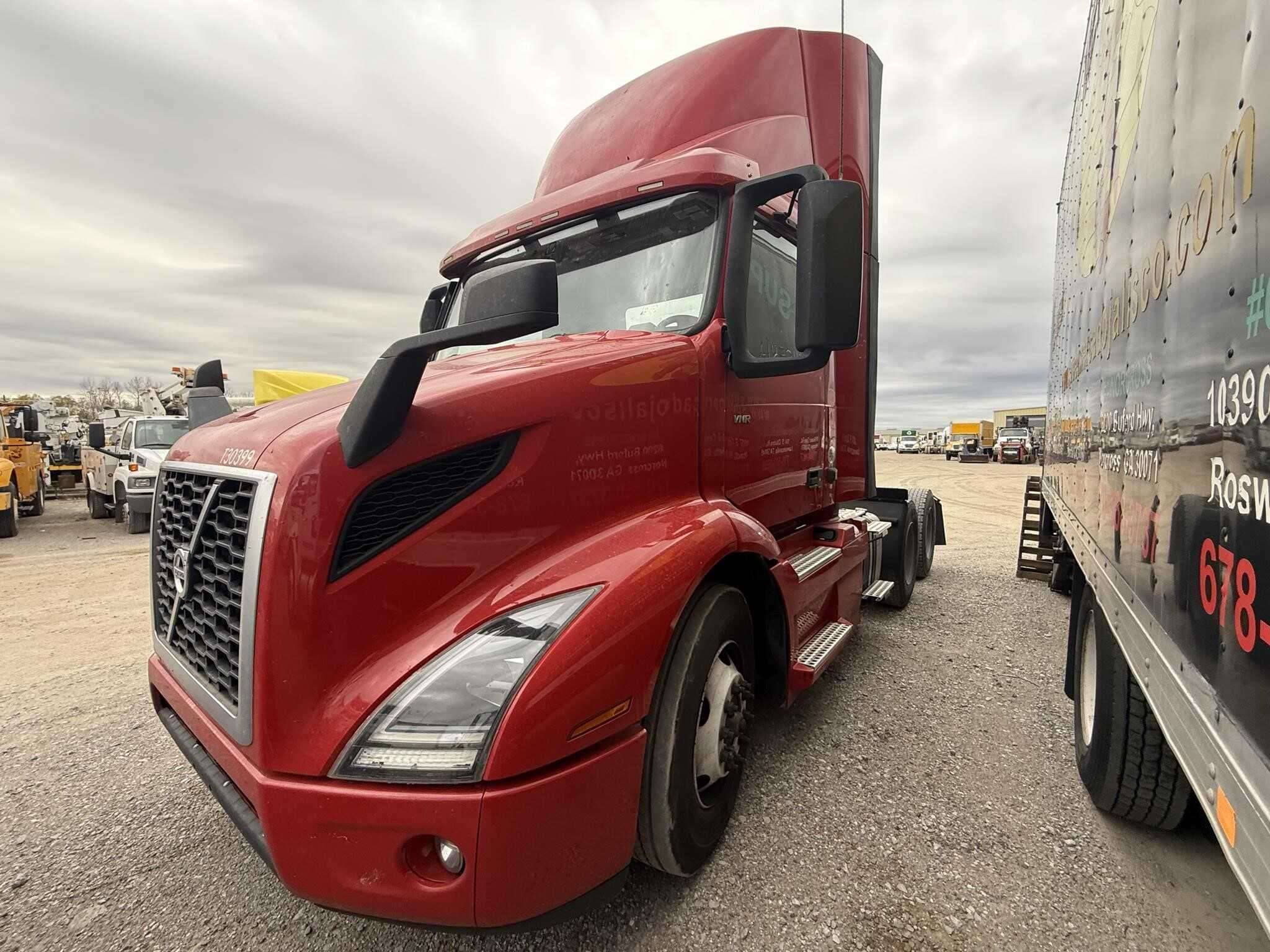 2022 Volvo VNR image 2
