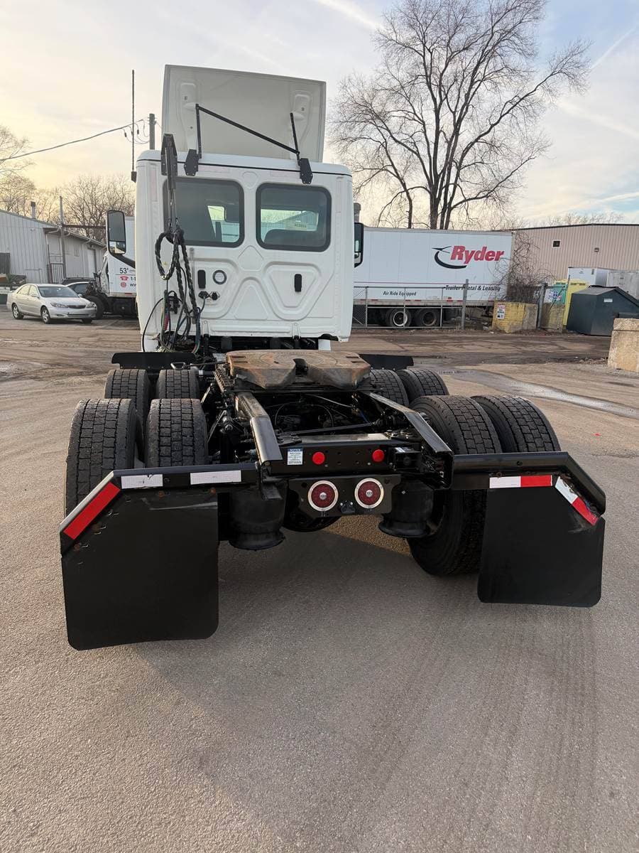 2025 Freightliner Cascadia 126 Day Cab Truck image 6