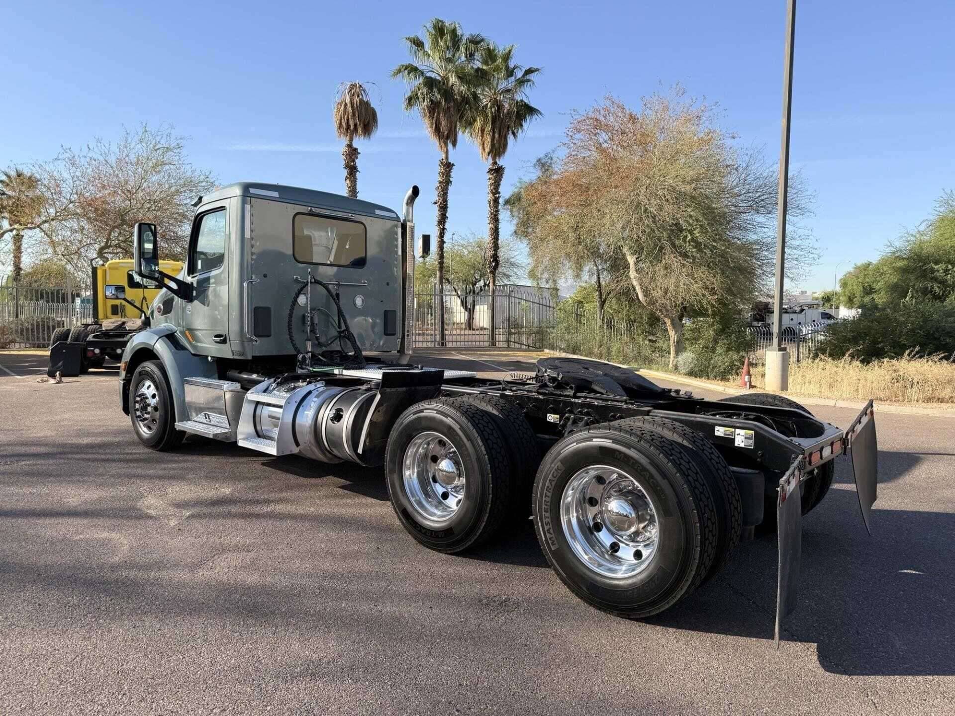 2021 Peterbilt 579 image 3