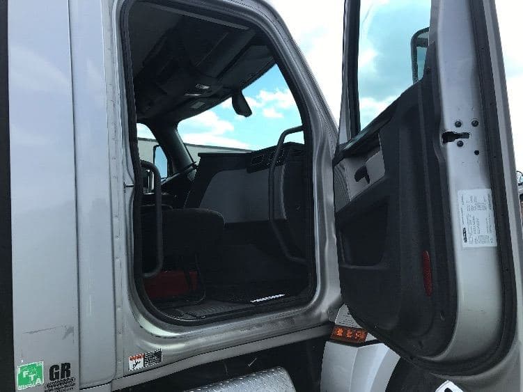 2020 Freightliner Cascadia 126 image 12