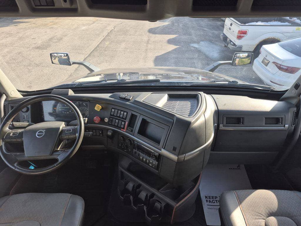 2023 Volvo VNL image 14